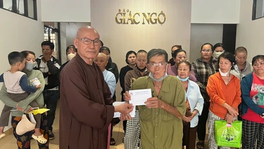 Hòa thượng Thích Tâm Viên trao hỗ trợ của bạn đọc đến bệnh nhân nghèo, tại tòa soạn Báo Giác Ngộ