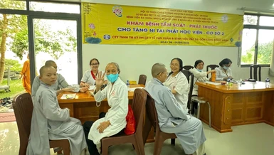 Y bác sĩ khám bệnh cho Ni sinh
