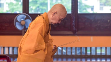 Đức Pháp chủ niêm hương Tam bảo tại chánh điện Việt Nam Quốc Tự
