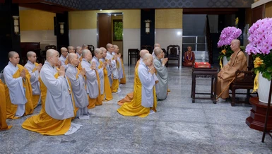 Chư Ni đảnh lễ Đức Pháp chủ GHPGVN tại chùa Huê Nghiêm