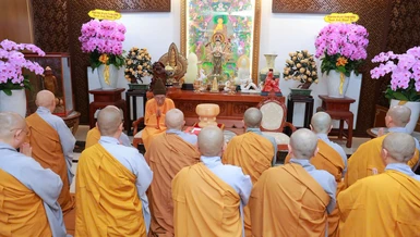 Chư Ni đảnh lễ Trưởng lão Hòa thượng Thích Đức Nghiệp, Phó Pháp chủ Hội đồng Chứng minh