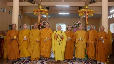 Đại diện Ban Trị sự tỉnh trao sổ hạ đến chư vị hành giả an cư sau ba tháng cấm túc tu tập