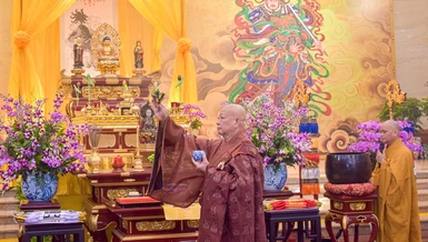 Hòa thượng Thích Lệ Trang cử cành dương sái tịnh đàn tràng - Ảnh: Quảng Đạo/BGN