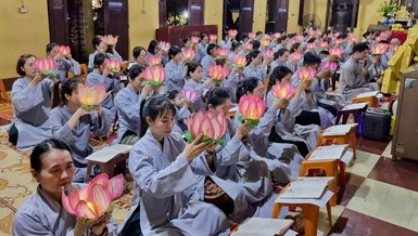 Phật tử chùa Quán Sứ dâng hoa đăng cúng dường Tam bảo, tri ân công đức cha mẹ