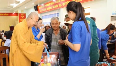 Chùa Tường Nguyên (TP.HCM) trao 400 phần quà đến bà con khó khăn