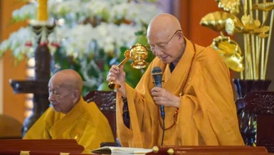 Trưởng lão Hòa thượng Thích Minh Thông truyền giới Bồ-tát tại Đại giới đàn Bửu Huệ Phật lịch 2567