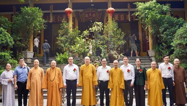 Phái đoàn chụp ảnh lưu niệm trước Trụ sở Trung ương GHPGVN - chùa Quán Sứ