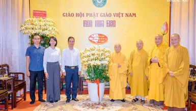 Phòng An ninh nội địa - Công an TP.HCM chụp ảnh lưu niệm với chư vị giáo phẩm lãnh đạo GHPGVN - Ảnh: Đăng Huy