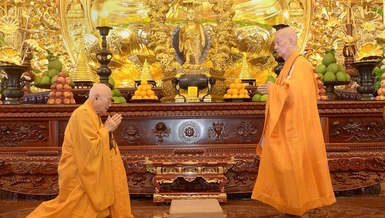 Đại lão Hòa thượng Pháp chủ GHPGVN và Trưởng lão Hòa thượng Thích Minh Thông cử hành tác pháp đối thú Tự tứ theo nghi thức Thượng tọa - Ảnh: Bảo Toàn/BGN