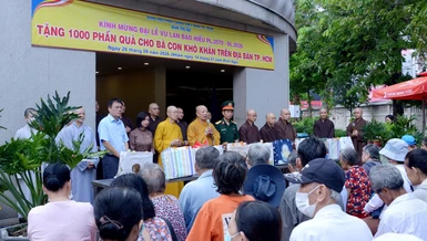 Hòa thượng Thích Lệ Trang chia sẻ về ý nghĩa Lễ Vu lan - Báo hiếu đến bà con đến nhận quà tại Việt Nam Quốc Tự - Ảnh: Bảo Toàn/BGN