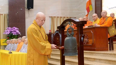 Hòa thượng Trưởng ban Kiến đàn khởi hồi chuông lệnh cho giới tử chính thức thi vấn đáp - Ảnh: Bảo Toàn/BGN