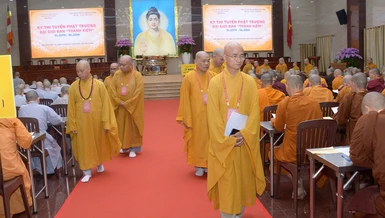 Chư tôn đức Ban Kiến đàn, Ban Giám khảo tại buổi thi viết của giới tử vào chiều 1-9 - Ảnh: Bảo Toàn/BGN