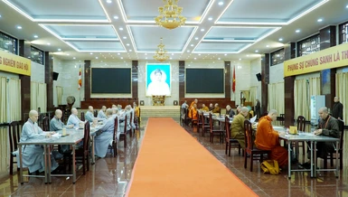Ban Giám khảo thuộc Đại giới đàn Thanh Kiểm chấm bài thi viết của giới tử
