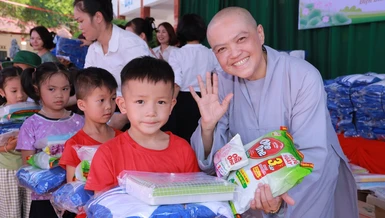 Ni sư Thích nữ Hương Nhũ trao quà cho học sinh vùng cao tỉnh Điện Biên