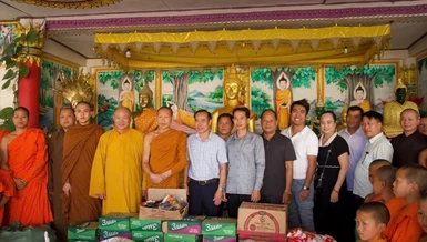 Đoàn thăm, tặng quà tại chùa Ông Từ Si Bun Hương
