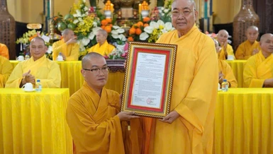 Hòa thượng Thích Minh Nhật trao quyết định bổ nhiệm trụ trì chùa Linh Sơn đến Đại đức Thích Nguyên Thể