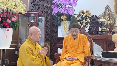 Hòa thượng Thích Lệ Trang thay mặt Ban Kiến đàn đảnh lễ Trưởng lão Hòa thượng Thích Đức Nghiệp - Ảnh: CTV 