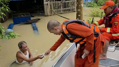 Đại đức Thích Thiện Ngọc cứu trợ người dân Myanmar