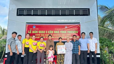 Ni sư Thích nữ Diệu Minh bàn giao nhà đến hộ nghèo
