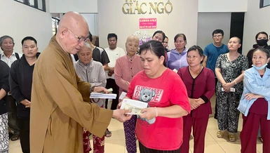 Hòa thượng Thích Tâm Viên trao ủng hộ của bạn đọc đến bệnh nhân nghèo, tại tòa soạn Báo Giác Ngộ