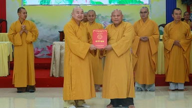 Đại đức Thích Thiện Thức, Phó Trưởng ban Thường trực Ban Trị sự tỉnh trao quyết định bổ nhiệm đến các tự viện