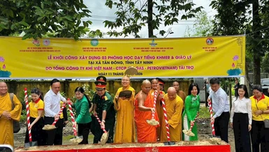 Thực hiện nghi thức khởi công 3 dãy phòng học cho học sinh Khmer tại tỉnh Tây Ninh - Ảnh: T.N