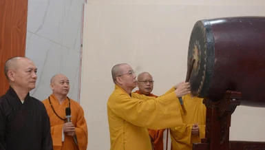 Thượng tọa Thích Giác Nghi cử ba hồi trống khai trường, Tăng Ni sinh bước vào năm học mới