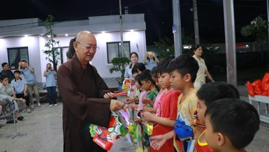 Thượng tọa Thích Quảng Tâm trao quà trung thu cho học sinh tại chương trình