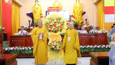 Thượng tọa Thích Quảng Tâm, Trưởng ban Trị sự tỉnh tặng học chúc mừng đến Ban Tổ chức