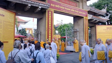 Các Phật tử đến tổ đình Vĩnh Nghiêm thọ giới Bồ-tát, ngày 18-9-2026 - Ảnh: Bảo Toàn/BGN