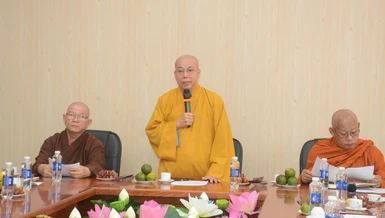 Thượng tọa Thích Giác Nghi chủ trì buổi họp của Ban Thường trực