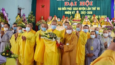 Hòa thượng Thích Thiện Tấn tặng hoa chúc mừng đến tân Ban Trị sự GHPGVN huyện Hải Lăng nhiệm kỳ 2021-2026