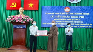 Đại đức Thích Minh Đạo, trụ trì Nam Thiên Nhất Trụ trao 200 triệu đồng đến Ủy ban MTTQVN TP.Thủ Đức 