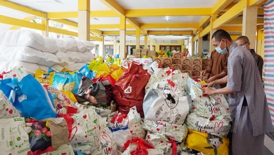 1.200 phần quà được Ban từ thiện - Xã hội Phật giáo TP.HCM chuyển đến bà con khó khăn quận 3