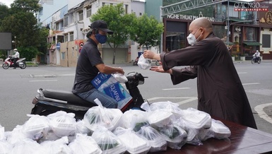 Chùa Vĩnh Nghiêm tặng cơm chay miễn phí mỗi ngày đến hết giãn cách xã hội