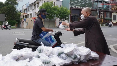 Chùa Vĩnh Nghiêm tặng cơm chay miễn phí mỗi ngày đến hết giãn cách xã hội