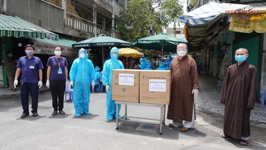 Chư tôn đức Phật giáo TP.HCM tặng khẩu trang đến người dân khu cách ly y tế chung cư Ấn Quang, phường 9, quận 10