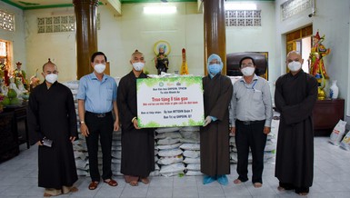 Ban Văn hóa Phật giáo TP.HCM tặng quà tại chùa Giác Huệ, quận 7