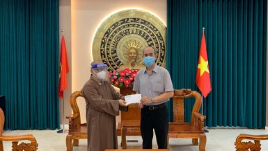 Đại đức Thích Thiện Châu trao kinh phí ủng hộ tuyến đầu chống dịch tại UBND quận 3