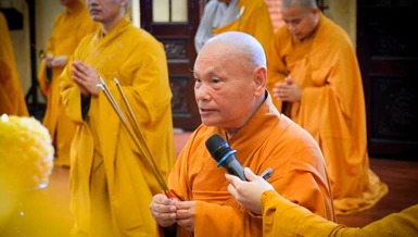 Hòa thượng Chủ tịch Hội đồng Trị sự niêm hương bạch Phật trong khóa lễ Tự tứ của chư Tăng nội tự tại chùa Minh Đạo 