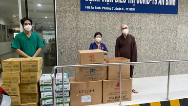 Đại đức Thích Thông Chấn trao tặng vật tư y tế đến bệnh viện 