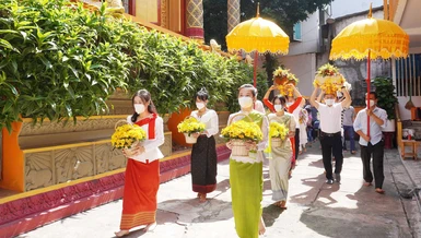 Phật tử nhiễu Phật quanh chánh điện