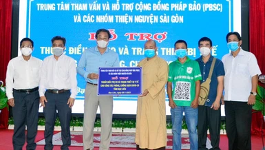 Trung tâm Tham vấn và Hỗ trợ Cộng đồng Pháp Bảo trao thiết bị y tế tới ông Trần Hoài Đảo, Phó Giám đốc Sở Y tế Bạc Liêu - Ảnh: PB