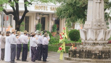 Tưởng niệm trước tượng đài Thánh tử đạo tại Huế