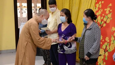 Đại đức Thích Nguyên Các trao quà Tết đến người dân - Ảnh: Công Minh
