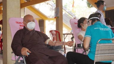 Thượng tọa Thích Thanh Phong đã nhiều lần tham gia hiến máu nhân đạo
