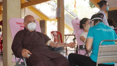 Thượng tọa Thích Thanh Phong đã nhiều lần tham gia hiến máu nhân đạo