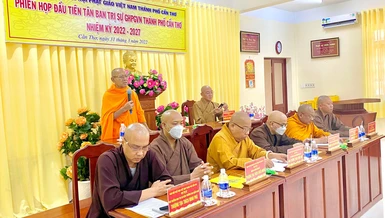 Hòa thượng Đào Như điều hành buổi họp đầu tiên của tân Ban Trị sự GHPGVN TP.Cần Thơ 