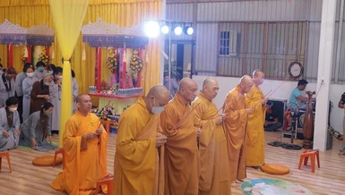 Chư tôn đức giáo phẩm niêm hương khai đàn Dược Sư tại tịnh thất Phước Ân