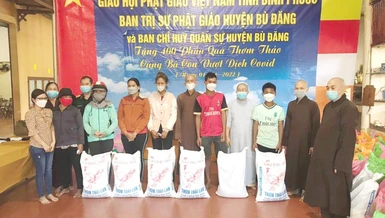 Phật giáo huyện Bù Đăng kết hợp với Ban chỉ huy quân sự huyện tặng quà đến người dân khó khăn - Ảnh: PGHBĐ